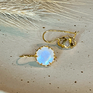 Flore - flowercup earrings with gemstone gold moonstone