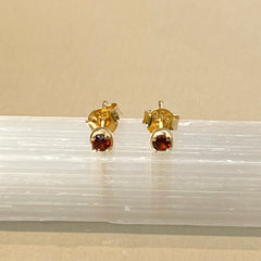 Sumi - Ohrstecker Gold Granat Januar
