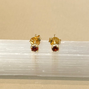 Sumi - Ohrstecker Gold Granat Januar