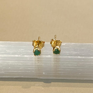 Sumi - stud earrings gold emerald May