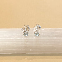 Sumi - Ohrstecker Silber blauer Topas November
