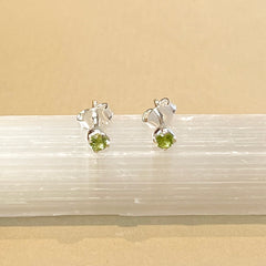 Sumi - stud earrings silver peridot August