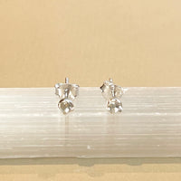 Sumi - Ohrstecker Silber weißer Topas April
