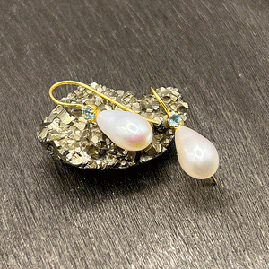 Uma -Perltropfen mit blauen Topas-Edelsteinen Gold
