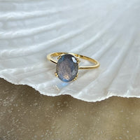 Nila - Goldring mit ovalem Labradorit-Edelstein