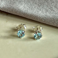 Yaya - Ohrstecker Silber blauer Topas November