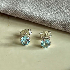 Yaya - Ohrstecker Silber blauer Topas November