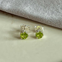 Yaya - Ohrstecker Silber Peridot August