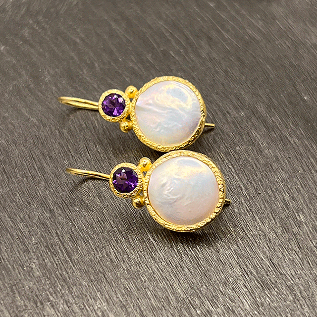 Devi – Perlenohrringe Gold mit Amethyst-Edelstein