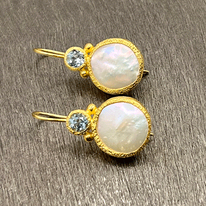 Devi - Perlenohrringe Gold mit blauen Topas-Edelsteinen
