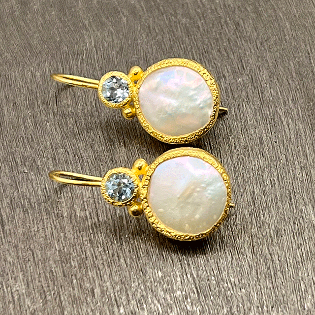 Devi - Perlenohrringe Gold mit blauen Topas-Edelsteinen