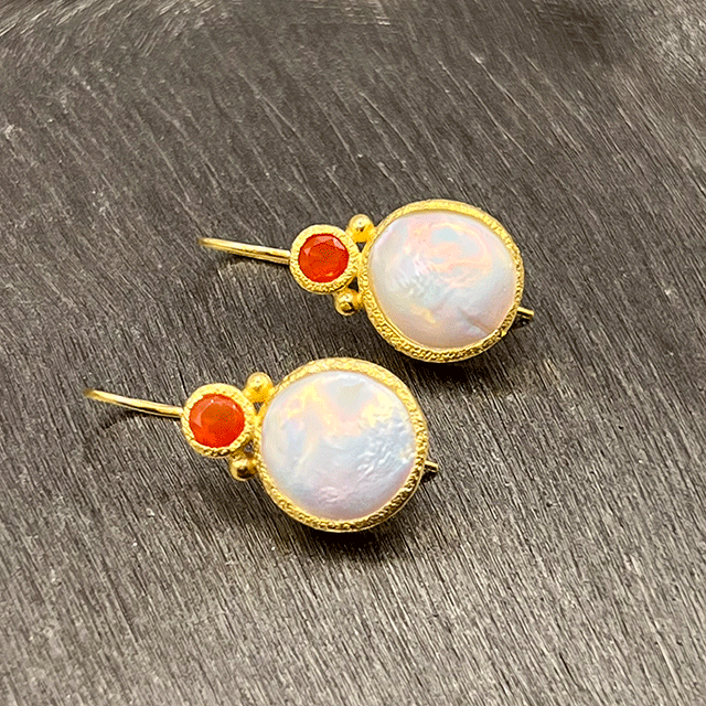 Devi - Perlenohrringe Gold mit Karneol-Edelstein
