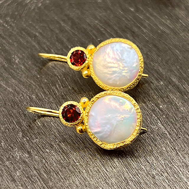Devi – Perlenohrringe Gold mit Granat-Edelstein