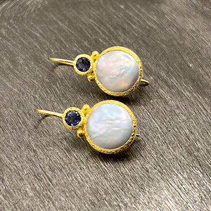 Devi - Perlenohrringe Gold mit Iolith-Edelstein