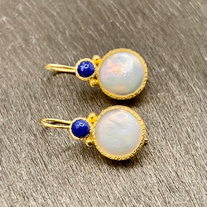 Devi - Perlenohrringe Gold mit Lapis Lazuli Edelstein
